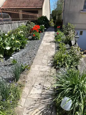 Jardin de l'établissement Spacieuse maison de village