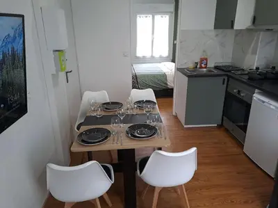 Cuisine ou kitchenette dans l'établissement T2 Jacky IC. /Moto / Circuit 24h / Oasis /Antares