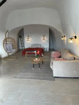 Un ou plusieurs lits dans un hébergement de l'établissement Logement troglodyte tout confort 42 min tgv Paris