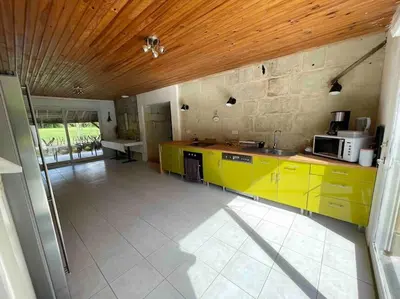 Cuisine ou kitchenette dans l'établissement Vaste Maison à la campagne