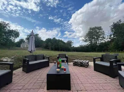 Jardin de l'établissement Vaste Maison à la campagne