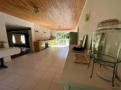 Cuisine ou kitchenette dans l'établissement Vaste Maison à la campagne