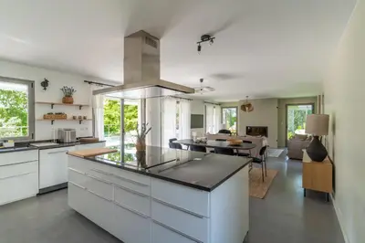 Cuisine ou kitchenette dans l'établissement Villa d'exception M54 Vouvray à 2H au sud de Paris proche Amboise Chenonceau Chambord