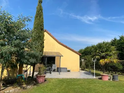 Jardin de l'établissement Maison plein pied proche circuit 24h et PEC