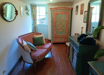 Coin salon dans l'établissement Art Cottage