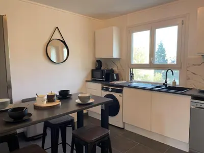 Cuisine ou kitchenette dans l'établissement Le Bary - 10p - 100m2 - Gare - Parking Privé Gratuit