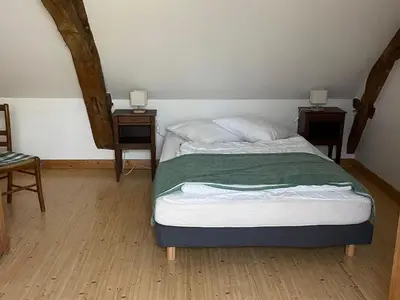 Un ou plusieurs lits dans un hébergement de l'établissement Spacieuse maison au bord de la rivière, proche du Mans, avec équipements modernes, idéale pour familles - FR-1-410-440