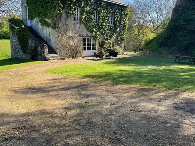 Jardin de l'établissement Spacieuse maison au bord de la rivière, proche du Mans, avec équipements modernes, idéale pour familles - FR-1-410-440