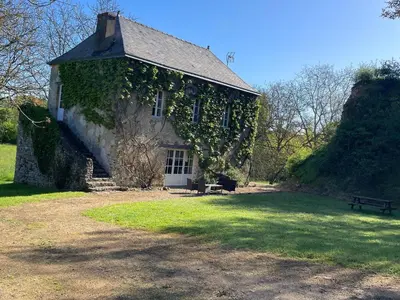 Jardin de l'établissement Spacieuse maison au bord de la rivière, proche du Mans, avec équipements modernes, idéale pour familles - FR-1-410-440