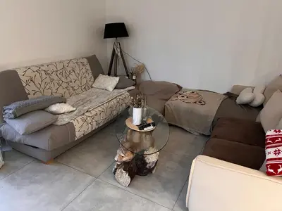 Coin salon dans l'établissement Maison à proximité du circuit 24h