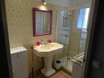 Salle de bains dans l'établissement Charmante longère à Pouillé avec jardin et animaux acceptés - FR-1-491-339