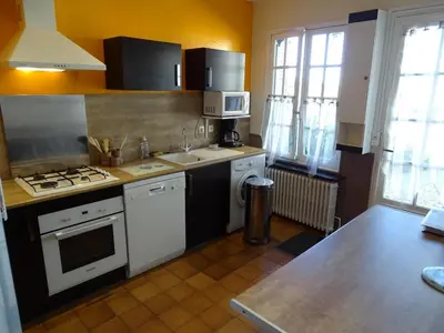 Cuisine ou kitchenette dans l'établissement Charmante longère à Pouillé avec jardin et animaux acceptés - FR-1-491-339
