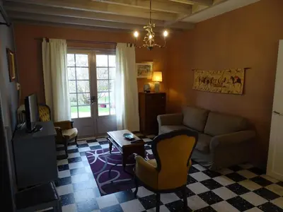 Télévision ou salle de divertissement dans l'établissement Charmante longère à Pouillé avec jardin et animaux acceptés - FR-1-491-339