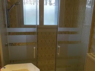 Salle de bains dans l'établissement Charmante longère à Pouillé avec jardin et animaux acceptés - FR-1-491-339