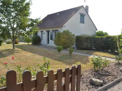 Jardin de l'établissement Maison spacieuse avec jardin, terrasse, et équipements de loisirs à Pouillé - FR-1-491-346