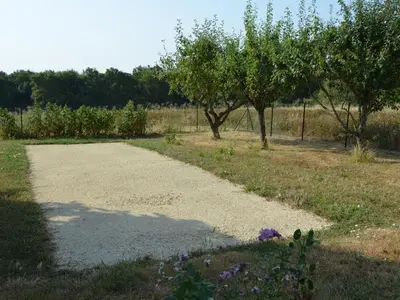 Jardin de l'établissement Maison spacieuse avec jardin, terrasse, et équipements de loisirs à Pouillé - FR-1-491-346