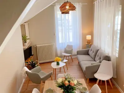 Coin salon dans l'établissement Gîte tout confort pour 6-8 pers, cœur de village, parking privé, jardin clos, proche ZooParc de Beauval - FR-1-491-344