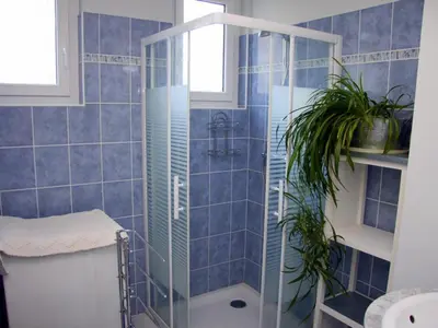 Salle de bains dans l'établissement Gîte familial proche des châteaux de la Loire, animaux admis, jardin privé - FR-1-491-343
