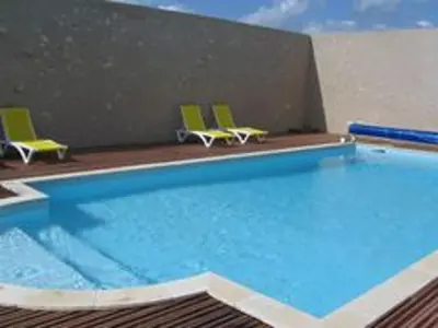 Piscine de l'établissement Gîte moderne avec grande piscine chauffée et animaux acceptés - FR-1-491-355 ou située à proximité
