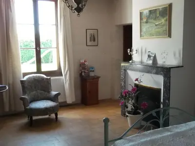 Coin salon dans l'établissement Maison Champêtre Restaurée avec WIFI et Cheminées - FR-1-491-369