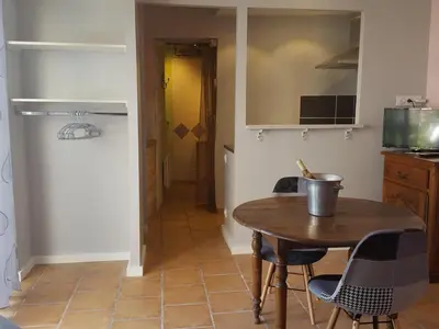 Cuisine ou kitchenette dans l'établissement Chaleureux studio avec jardin commun et parking, idéal pour un couple face à l'Abbaye de Pontlevoy - FR-1-491-363