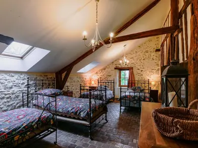 Un ou plusieurs lits dans un hébergement de l'établissement Maison restaurée avec jardin près de Vendôme, 3 chambres, cheminée, BBQ, internet, animaux acceptés - FR-1-491-367