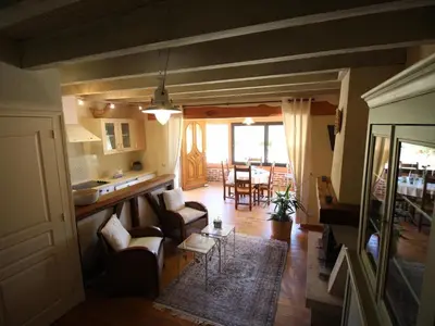 Coin salon dans l'établissement Gîte rustique à Cheverny: nature, tennis, animaux bienvenus, pêche et châteaux de la Loire à proximité - FR-1-491-366
