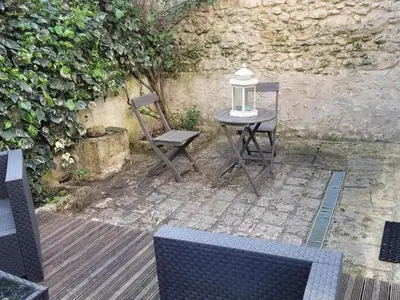 Terrasse ou espace extérieur de l'établissement Charmant gîte à Pontlevoy avec cour privée, vélos, terrasse et proche des châteaux et commerces - FR-1-491-353