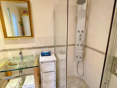 Salle de bains dans l'établissement Charmant gîte à Pontlevoy avec cour privée, vélos, terrasse et proche des châteaux et commerces - FR-1-491-353