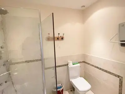 Salle de bains dans l'établissement Charmant gîte à Pontlevoy avec cour privée, vélos, terrasse et proche des châteaux et commerces - FR-1-491-353