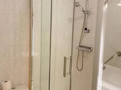 Salle de bains dans l'établissement Gîte confort pour 2 avec jardin privatif près des châteaux et du Zooparc de Beauval - FR-1-491-368