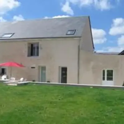 Gîte moderne dans ferme rénovée avec piscine chauffée