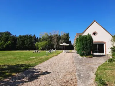 Jardin de l'établissement Gîte tout inclus avec piscine privative, activités de plein air et animaux en liberté - FR-1-491-396