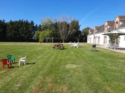 Jardin de l'établissement Gîte tout inclus avec piscine privative, activités de plein air et animaux en liberté - FR-1-491-396
