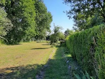 Jardin de l'établissement Gîte tout inclus avec piscine privative, activités de plein air et animaux en liberté - FR-1-491-396