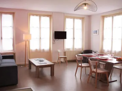 Télévision ou salle de divertissement dans l'établissement Gîte familial spacieux, idéal pour nature et randonnées - 3 chambres, jardin clos, équipement complet - FR-1-491-385