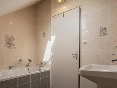 Salle de bains dans l'établissement Gîte familial près des châteaux de la Loire avec jardin et jeux pour enfants - FR-1-491-390