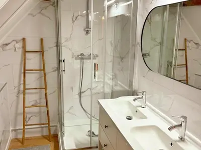 Salle de bains dans l'établissement Gîte de charme avec piscine, animaux acceptés, idéal pour familles - FR-1-491-414
