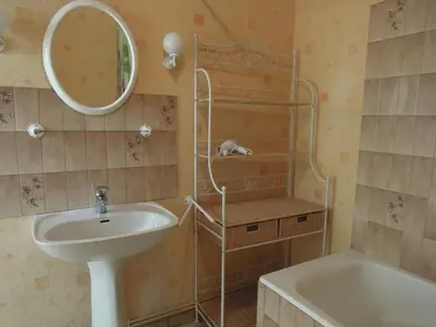 Salle de bains dans l'établissement Gîte charmant avec cheminée et jardin à Danzé - FR-1-491-399