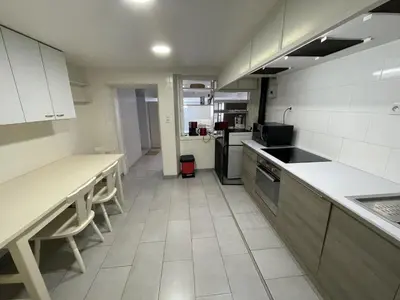 Cuisine ou kitchenette dans l'établissement Maison plain-pied 3 ch avec sdb privatives, cour et jardin, proche Blois et châteaux de la Loire - FR-1-491-424