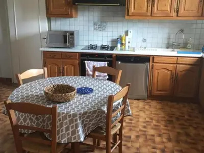 Cuisine ou kitchenette dans l'établissement Gîte spacieux avec cheminée et salle de jeux - FR-1-491-442