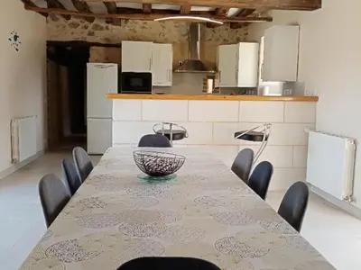 Cuisine ou kitchenette dans l'établissement Maison de Campagne Confortable avec Cheminée et Jardin - FR-1-491-432