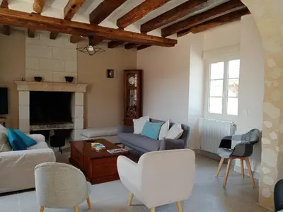 Coin salon dans l'établissement Maison de Campagne Confortable avec Cheminée et Jardin - FR-1-491-432