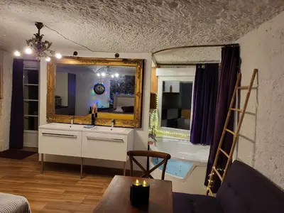 Télévision ou salle de divertissement dans l'établissement La grotte