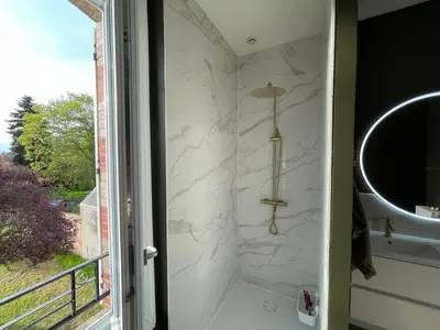 Salle de bains dans l'établissement Maison Coeur centre ville Arnage 24h du Mans