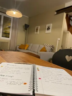 Coin salon dans l'établissement Chez Léonine, maison en centre ville