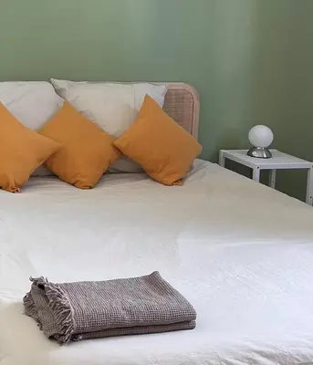 Un ou plusieurs lits dans un hébergement de l'établissement Chez Léonine, maison en centre ville
