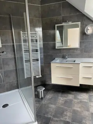 Salle de bains dans l'établissement Les Jardins d Isaac rue de la Musardière
