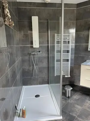Salle de bains dans l'établissement Les Jardins d Isaac rue de la Musardière