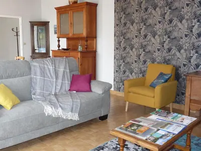 Coin salon dans l'établissement Maison avec jardin clos et terrasse couverte en Touraine, proche des châteaux et nature préservée. - FR-1-381-574